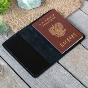 Кожаная обложка для паспорта Manticore в развернутом виде